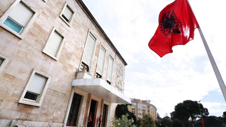 Kredi me 0 per qind interes per 300 punonjes ne administraten publike, ja kush perfiton